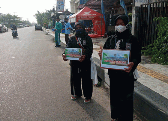 Dua anggota PSHT Kotim mengumpulkan dana dari pengendara yang melintas di persimpangan Jalan MT Haryono Sampit.