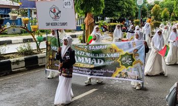 Iringan pelajar dan guru SMP Negeri 2 Sampit saat mengikuti Pawai Taaruf Memperingati Maulid Nabi Muhammad SAW Sabtu 8 Oktober 2022