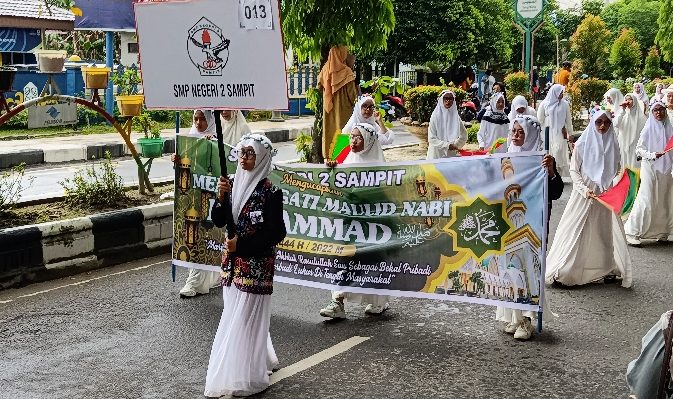 Iringan pelajar dan guru SMP Negeri 2 Sampit saat mengikuti Pawai Taaruf Memperingati Maulid Nabi Muhammad SAW Sabtu 8 Oktober 2022