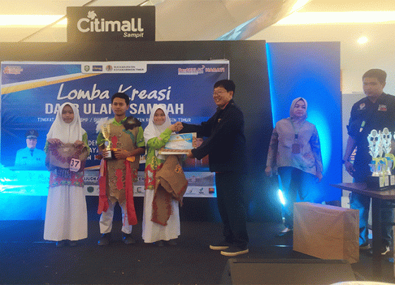 Juara Favorit Lomba Kreasi Daur Ulang Sampah dengan Karya Baju Adat Dayak dari SMPN 1 Kota Besi Minggu 23 Oktober 2022.