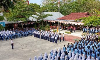Kasi Kurukulum SMP Disdik Kotim Suyoso saat melantik Pengurus OSIS SMP Negeri 2 periode 2022 2023