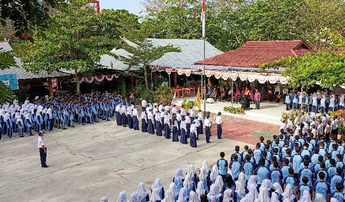 Kasi Kurukulum SMP Disdik Kotim Suyoso saat melantik Pengurus OSIS SMP Negeri 2 periode 2022 2023