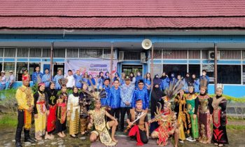 Kasubag Perbantuan SMA SMK dan SLB Disdik Kotim Zulfikar Antoni saat mengikuti Upacara Hari Sumpah Pemuda di SMKN1 Sampit Jumat 28 Oktober 2022