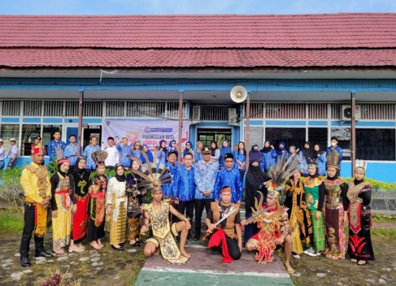 Kasubag Perbantuan SMA SMK dan SLB Disdik Kotim Zulfikar Antoni saat mengikuti Upacara Hari Sumpah Pemuda di SMKN1 Sampit Jumat 28 Oktober 2022