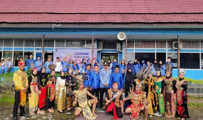 Kasubag Perbantuan SMA SMK dan SLB Disdik Kotim Zulfikar Antoni saat mengikuti Upacara Hari Sumpah Pemuda di SMKN1 Sampit Jumat 28 Oktober 2022