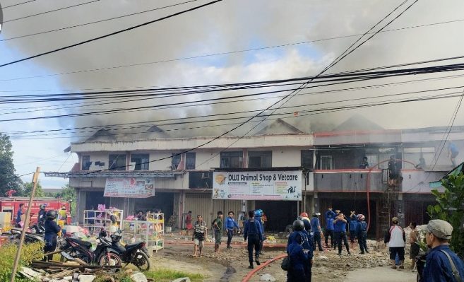 Kebakaran yang melanda ruko di kompleks Perumahan Pendawa Jalan Jenderal Sudirman Sampit Senin 10 Oktober 2022