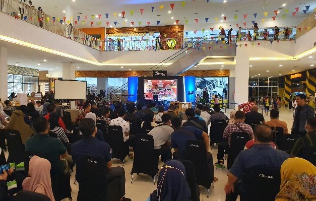 Kepala Bapenda Kotim Ramadhansyah Saat Menyampaikan Laporan dan disaksikan oleh wajib pajak