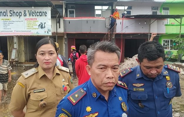 Kepala Disdamkarmat Kotim Hawianan tengah saat dimintai keterangan usai pemadaman api