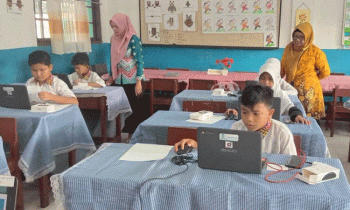 Kepala SDN 10 Mentawa Baru Hulu Halimah kanan memantau ANBK di sekolahnya.
