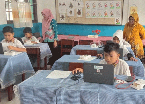 Kepala SDN 10 Mentawa Baru Hulu Halimah kanan memantau ANBK di sekolahnya.