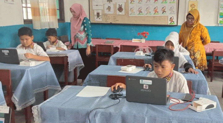 Kepala SDN 10 Mentawa Baru Hulu Halimah kanan memantau ANBK di sekolahnya.
