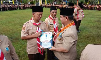 Kepala SMP Negeri 2 Sampit Abdurrahman saat menerima Lencana Pancawarsa Jumat 15 Oktober 2022