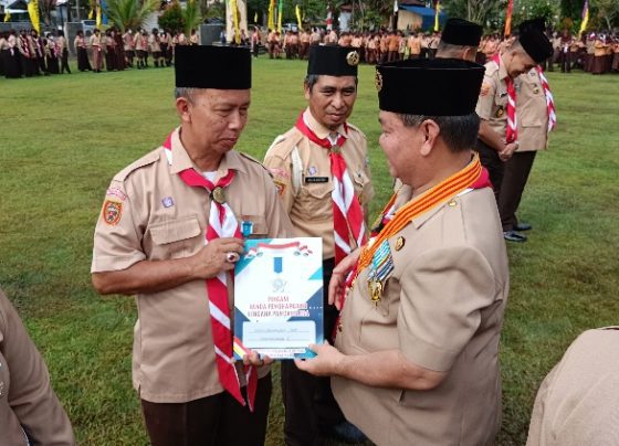 Kepala SMP Negeri 2 Sampit Abdurrahman saat menerima Lencana Pancawarsa Jumat 15 Oktober 2022