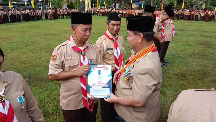 Kepala SMPN 2 Sampit Terima Lencana Pancawarsa dari Gerakan Pramuka