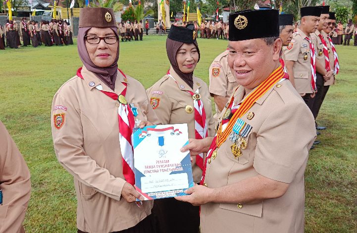 Kepala SMPN 4 Sampit Terima Lencana Pancawarsa