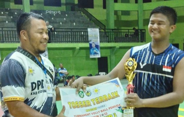 Keterangan GambarM Faik Haikal kanan dinobatkan sebagai tosser terbaik turnamen AMPI Cup Minggu lalu 23 Oktober 2022