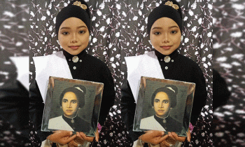 Marsha Anjely berfoto dengan sebingkai foto Cut Nyak Dien tokoh yang ia tiru riasan wajahnya Jumat 28 Oktober 2022.