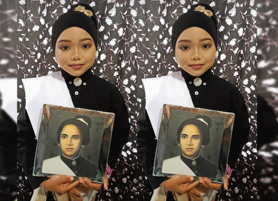 Marsha Anjely berfoto dengan sebingkai foto Cut Nyak Dien tokoh yang ia tiru riasan wajahnya Jumat 28 Oktober 2022.