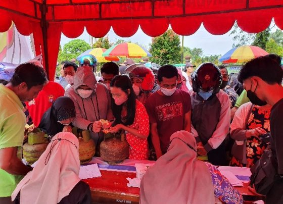 Masyarakat saat membeli gas elpiji 3 Kg di Pasar Murahdi Sampit belum lama ini