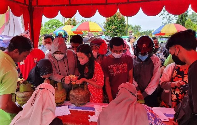 Masyarakat saat membeli gas elpiji 3 Kg di Pasar Murahdi Sampit belum lama ini
