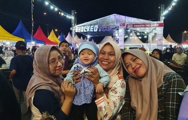 Masyarakat saat menyaksikan pembukaan Bakulanddi halaman Citimall Sampit Sabtu malam 29 Oktober 2022