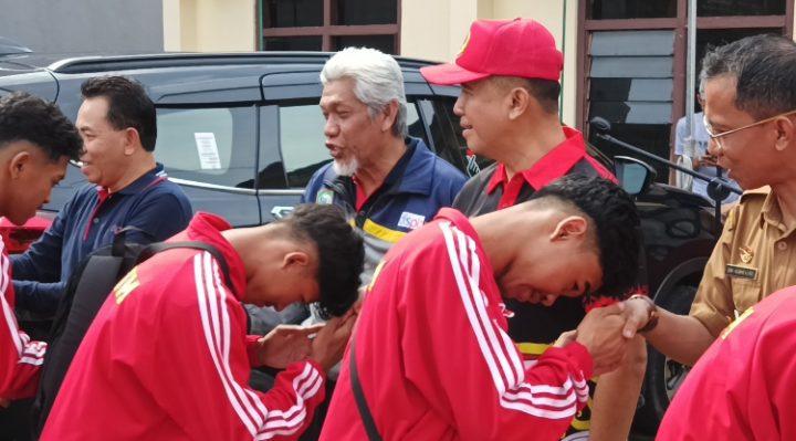 Para pelajar Kotim yang akan mengikuti seleksi Prapopnas di Kalsel saat pelepasan di Kotim