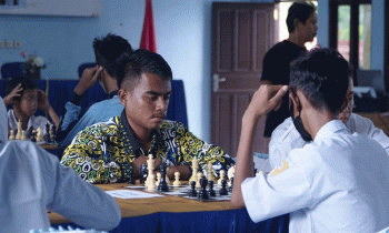 Para pelajar fokus bertanding catur di SMAN 2 Sampit