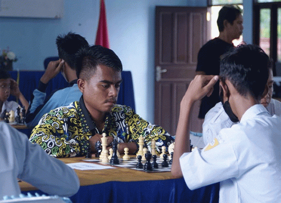 Para pelajar fokus bertanding catur di SMAN 2 Sampit