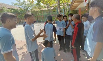 Para siswa bercengkrama dengan Kepala SMP Negeri 2 Sampit Abdurrahman dalam sebuah kesempatan