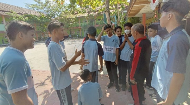 Para siswa bercengkrama dengan Kepala SMP Negeri 2 Sampit Abdurrahman dalam sebuah kesempatan