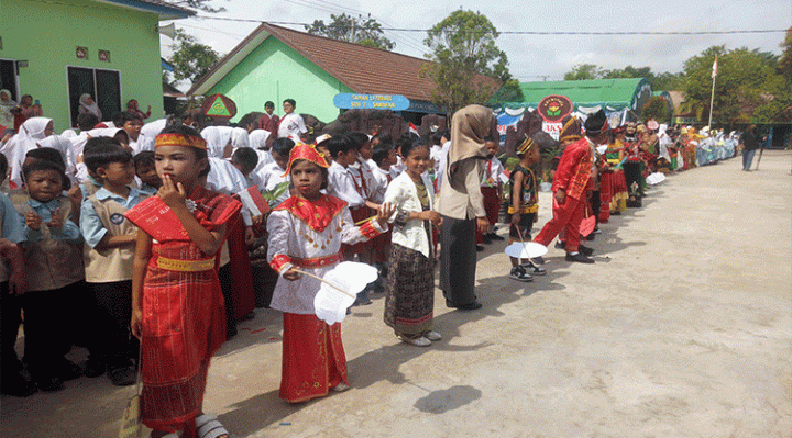 Penampilan siswa SDN 2 Sawahan Gelar Karya Projek Penguatan Profil Pelajar Pancasila P5 di lapangan sekolah Selasa 25 Oktober 2022. 1
