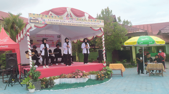 Penampilan tim SMAN 2 Sampit pada lomba musikalisasi puisi Jumat 21 Oktober 2022.