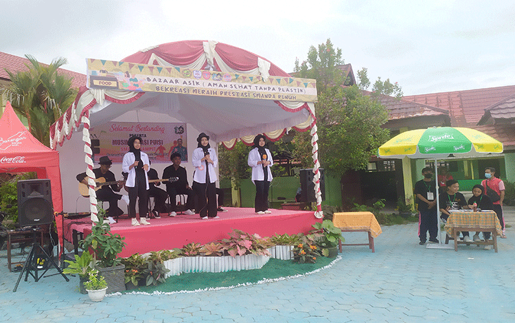 Juri Lomba Musikalisasi Puisi SMAN 2 Sampit Beri Komentar Teknis