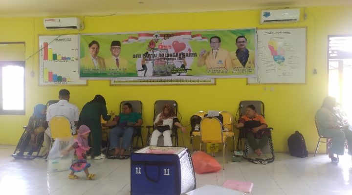 Pendonor darah pada kegiatan donor darah massal DPD Partai Golkar Rabu 19 Oktober 2022