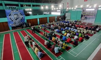 Pendukung Aremania Sampit berdoa bersama untuk korban tragedi di Kanjuruhan Malang