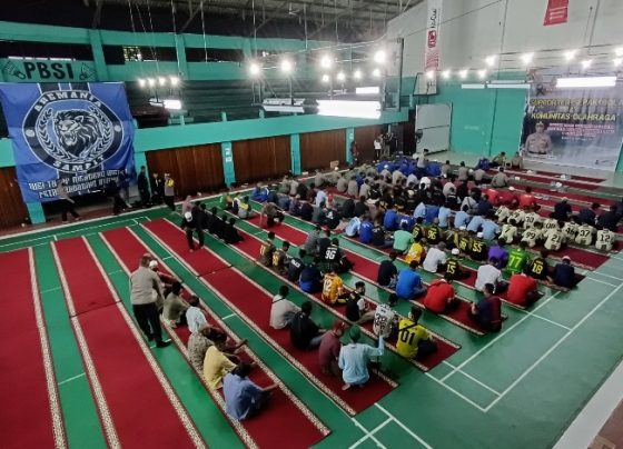 Pendukung Aremania Sampit berdoa bersama untuk korban tragedi di Kanjuruhan Malang