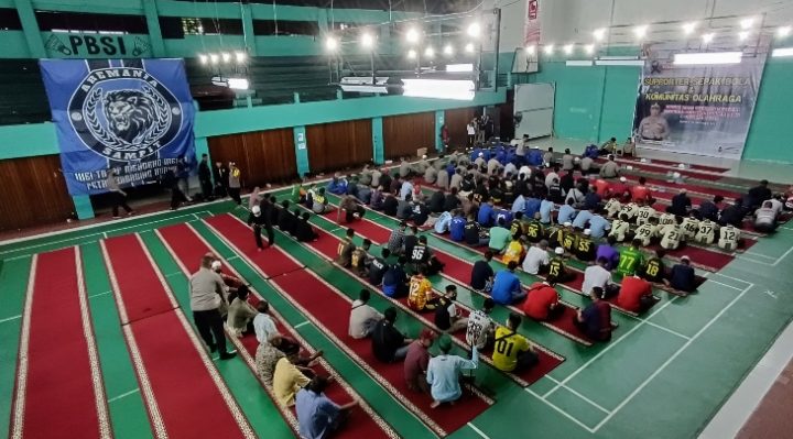 Pendukung Aremania Sampit berdoa bersama untuk korban tragedi di Kanjuruhan Malang