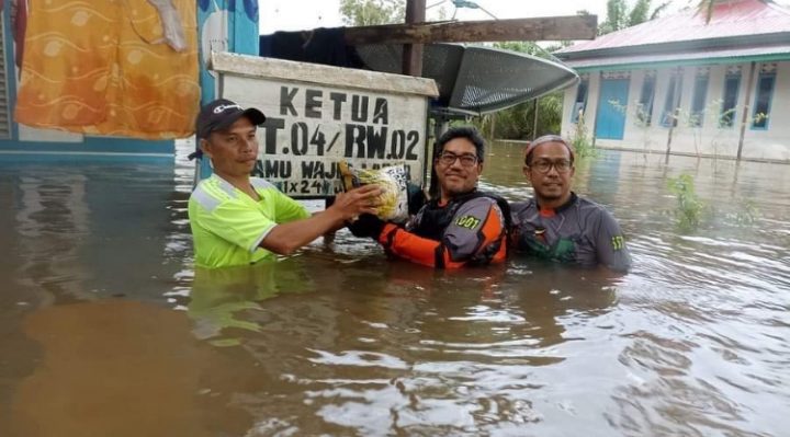 Perwakilan HNR Trail Kotim menyerahkan bantuan bagi korban banjir di Desa Hanjalipan Kecamatan Kota Besi Jumat 7 Oktober 2022