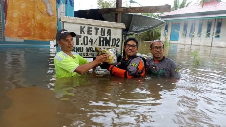 PKK Kotim Bersama HNR Trail Salurkan Bantuan untuk Korban Banjir Hanjalipan