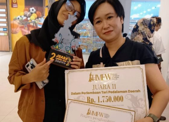 Perwakilan penari SMP Negeri 2 Sampit dan guru pendamping usai menerima piala dan piagan penghargaan juara 2 lomba tari pedalaman di Citimall Sampit
