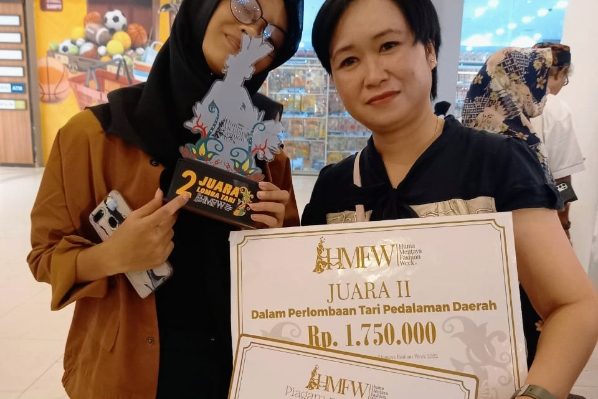 Perwakilan penari SMP Negeri 2 Sampit dan guru pendamping usai menerima piala dan piagan penghargaan juara 2 lomba tari pedalaman di Citimall Sampit