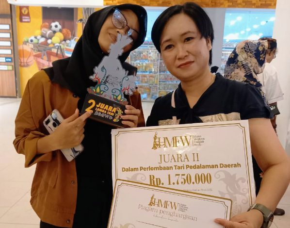 SMPN 2 Sampit Raih Juara 2 Tari Pedalaman HMFW