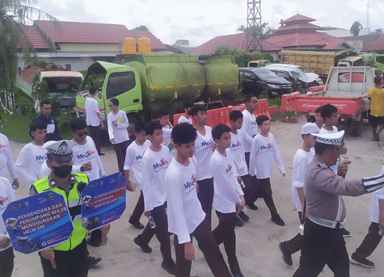 Petugas Satlantas Polres Kotim memimpin jalan siswa SMP IT Arafah di area kendaraan bekas laka lantas Sabtu 29 Oktober 2022.