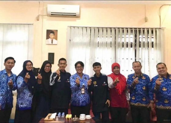 Plt Kadisdik Kotim Susiawati berfoto bersama usai melepaskan peserta Gala Siswa Indonesia Kalteng 2022