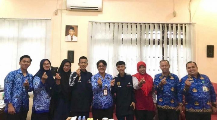 Plt Kadisdik Kotim Susiawati berfoto bersama usai melepaskan peserta Gala Siswa Indonesia Kalteng 2022