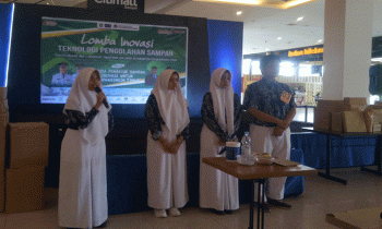 Presentasi salah satu kelompok pelajar dalam lomba inovasi pengolahan sampah yang diinisiasi DLH Kotim di Auditorium Citimall Sampit Sabtu 22 Oktober 2022.