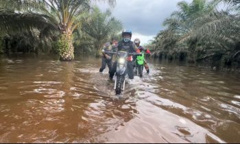 Rider rider andal HNR Trail membelah banjir demi menyalurkan bantuan ke Desa Hanjalipan Kecamatan Kota Besi