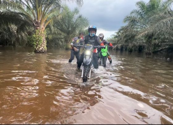 Rider rider andal HNR Trail membelah banjir demi menyalurkan bantuan ke Desa Hanjalipan Kecamatan Kota Besi