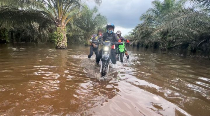 Rider rider andal HNR Trail membelah banjir demi menyalurkan bantuan ke Desa Hanjalipan Kecamatan Kota Besi