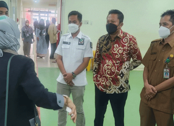Riskon Febiansyah kemeja putih bersama anggota Komisi III DPRD Kotim berkunjung ke RSUD dr Murjani Sampit Selasa 18 Oktober 2022.